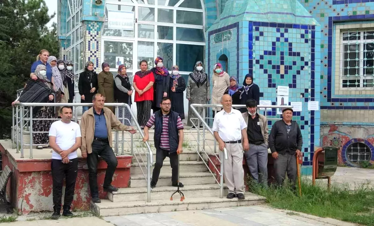 Kütahyalı vatandaşlar: "Çinili Camii derhal ibadete açılsın"