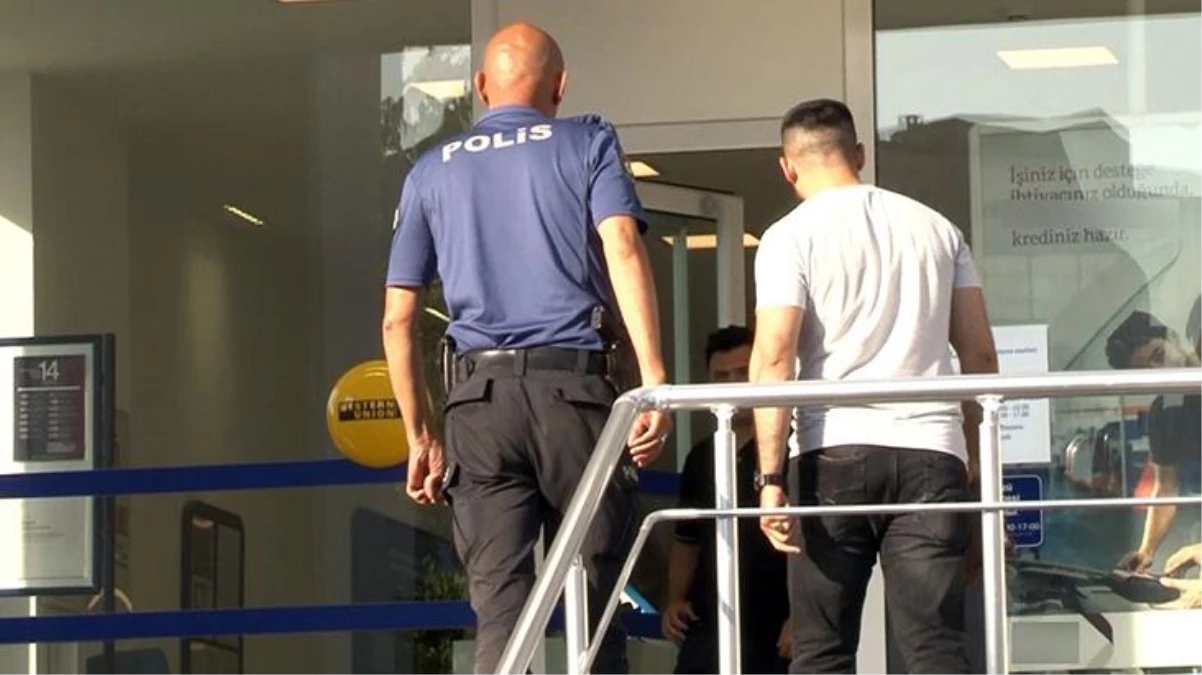 İstanbul\'da banka soygunu! Mesai saatleri içinde motosikletle gelip 80 bin dolar çaldılar