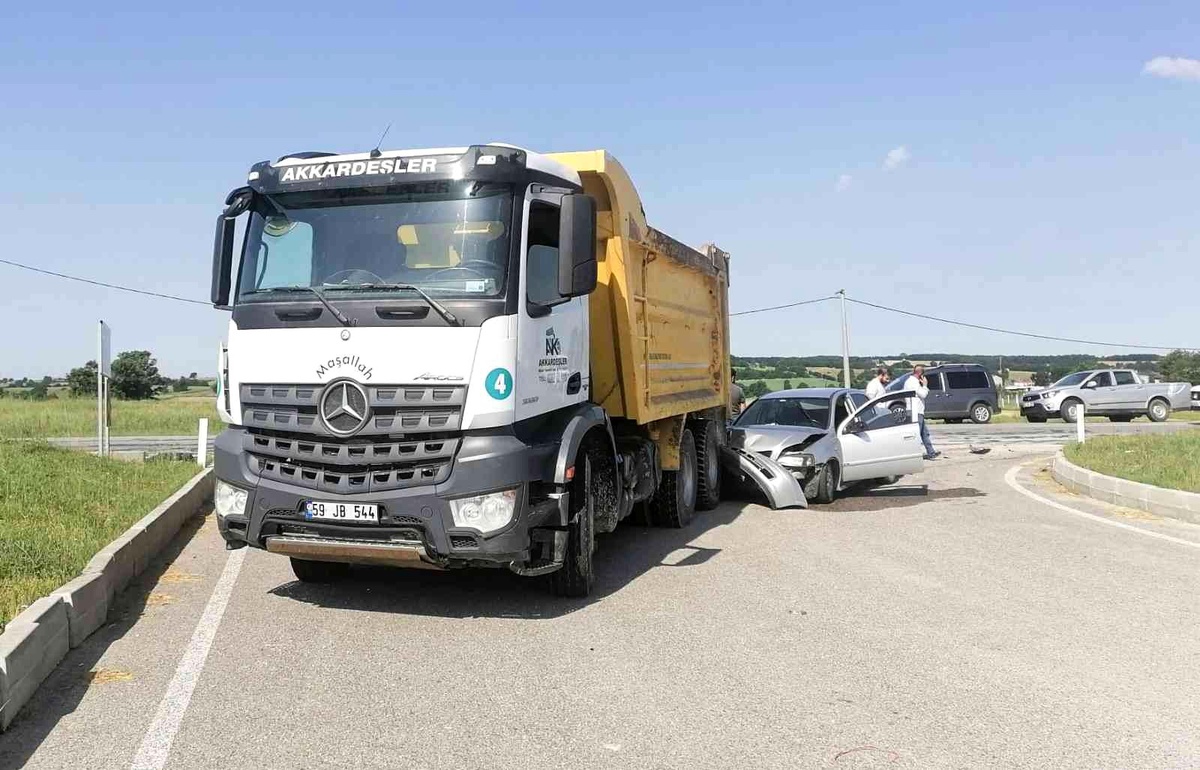 Otomobil kamyona arkadan çarptı: 1 yaralı