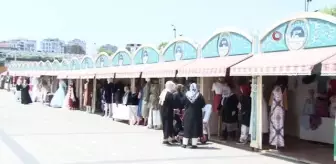 Pendik'te Halk Eğitim Merkezi kursiyerlerinin el emeği ürünleri sergileniyor