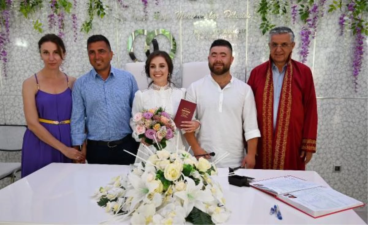 Rus ve Ukraynalı çift, ülkelerindeki savaş nedeniyle Antalya\'da evlendi