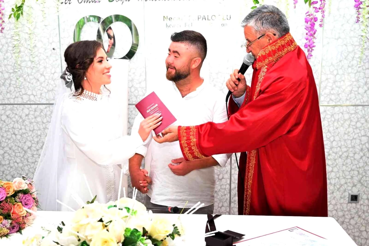 Savaş değil aşk kazandı, Ukraynalı ve Rus aşıklar Antalya\'da evlendi