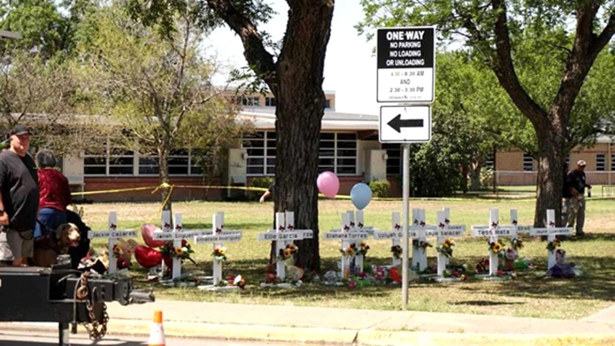 Teksas\'ta Silahlı Saldırı Sonrası Yaşamını Yitirenler İçin Yas Tutuluyor