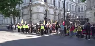 Temizlik ve güvenlik görevlileri ile düşük gelirle çalışan işçiler protesto gösterisi düzenledi