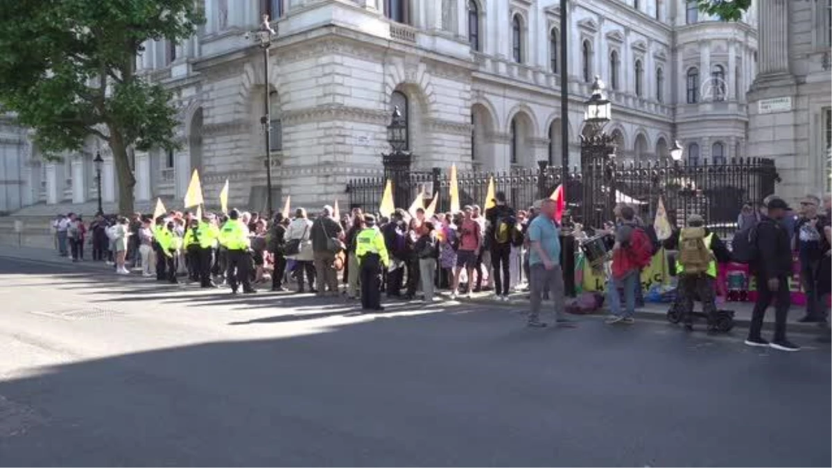 Temizlik ve güvenlik görevlileri ile düşük gelirle çalışan işçiler protesto gösterisi düzenledi