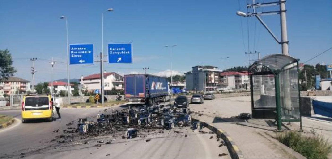 TIR\'ın kapakları açılınca bira kasaları yola düştü