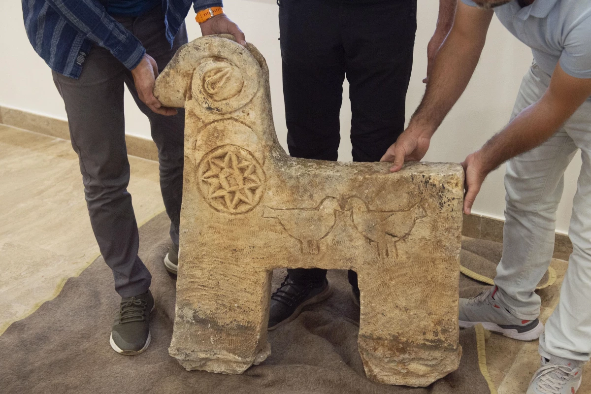 Tunceli\'de çalınan 500 yıllık koç başlı mezar taşı bir evin bahçesinde bulundu