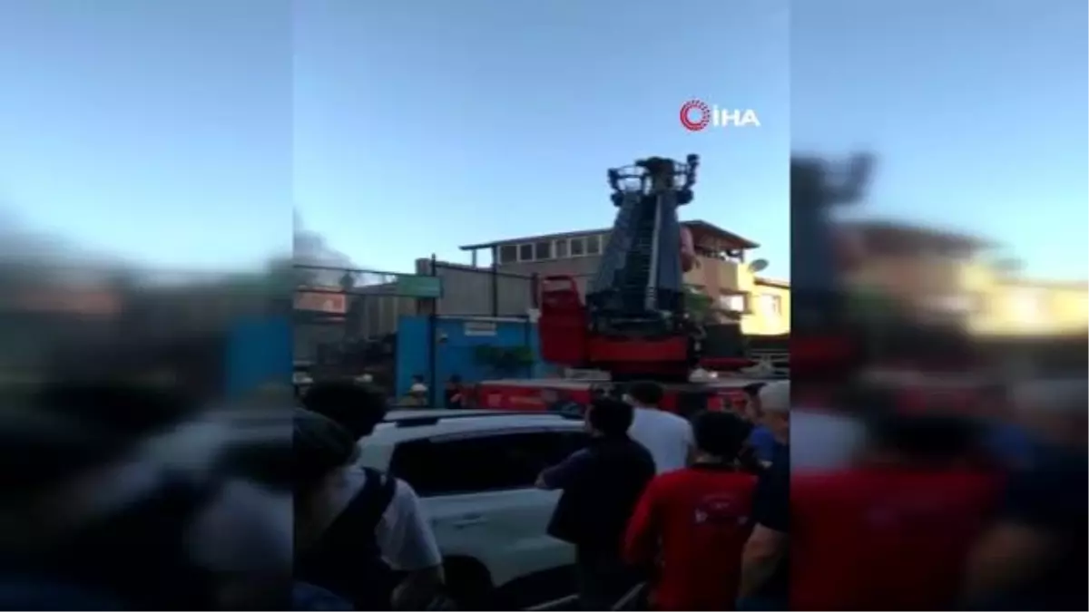 Ümraniye\'de hurdalık deposu yandı, mahalleli sokağa döküldü