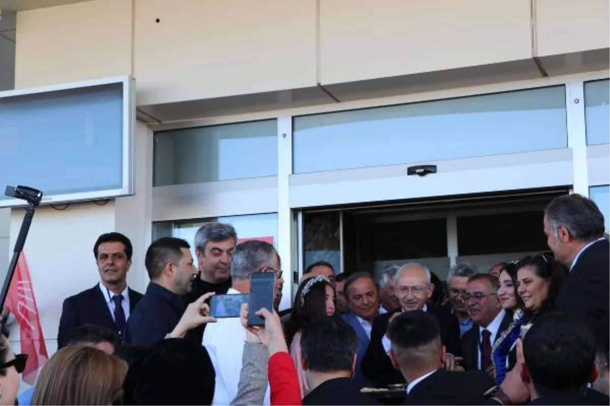 CHP lideri Kılıçdaroğlu, Van\'a geldi! Havaalanında eski bir gelenek olan ekmek, su ve tuzla karşılandı