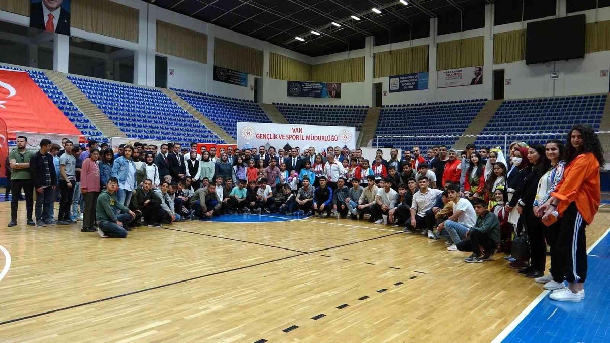 Van\'da engelli okullarına malzeme desteği