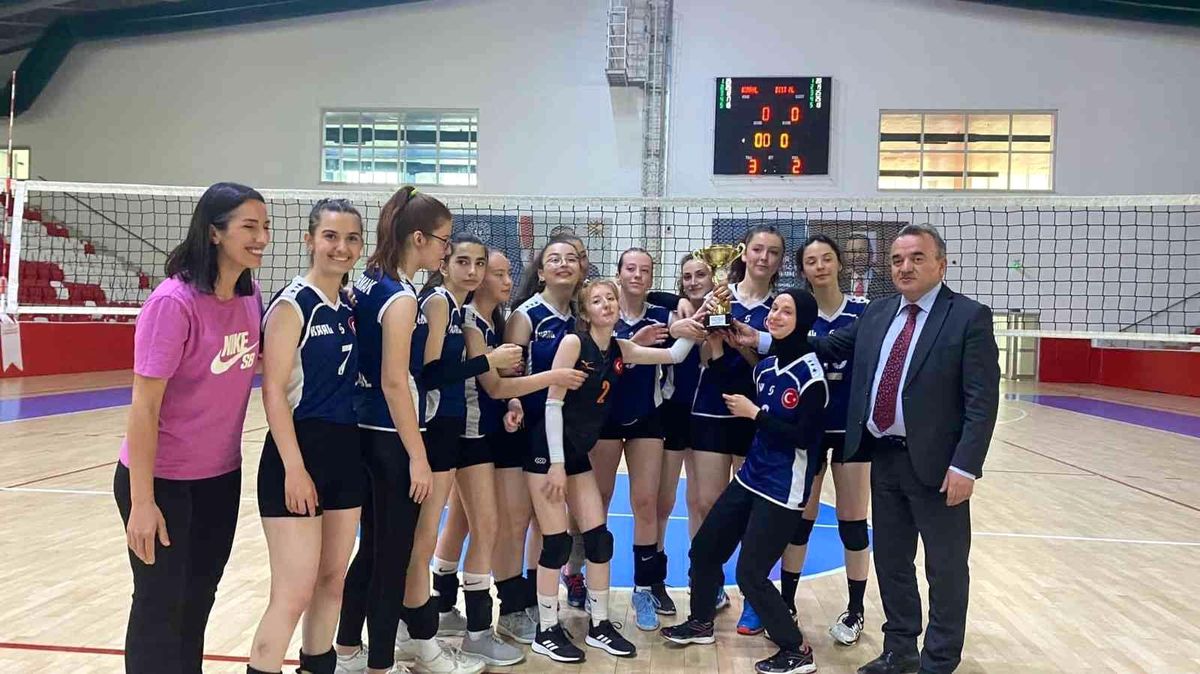 Voleybol şampiyonları kupalarını aldı