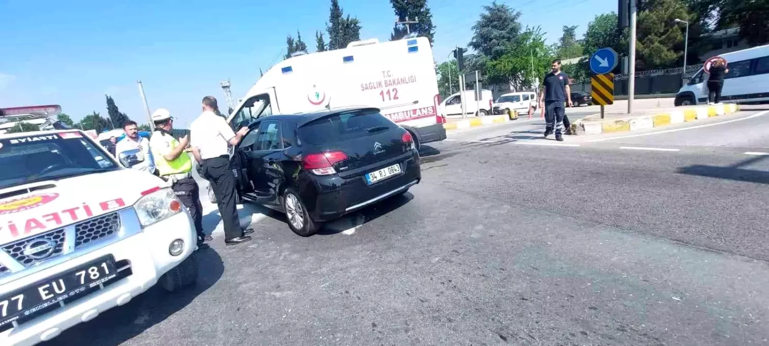 Yalova'da hasta taşıyan ambulans ile otomobil çarpıştı