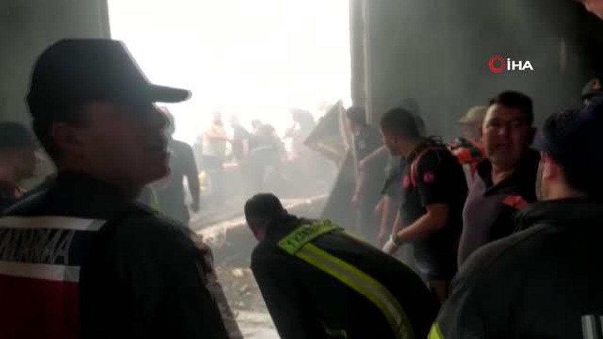 Yanan fabrikadan meydana gelen çökmede 1 itfaiyeci enkaz altında kaldı