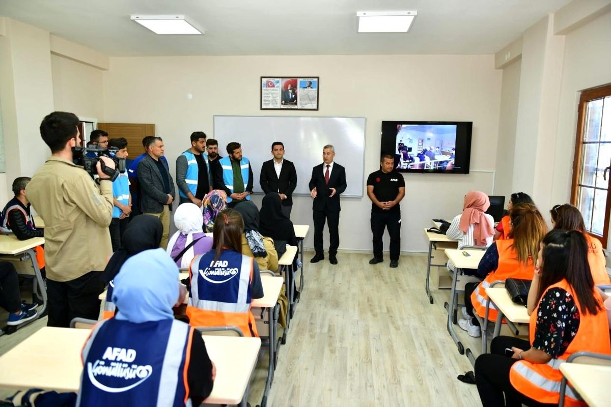 Yeşilyurt'ta gençlere deprem eğitimi