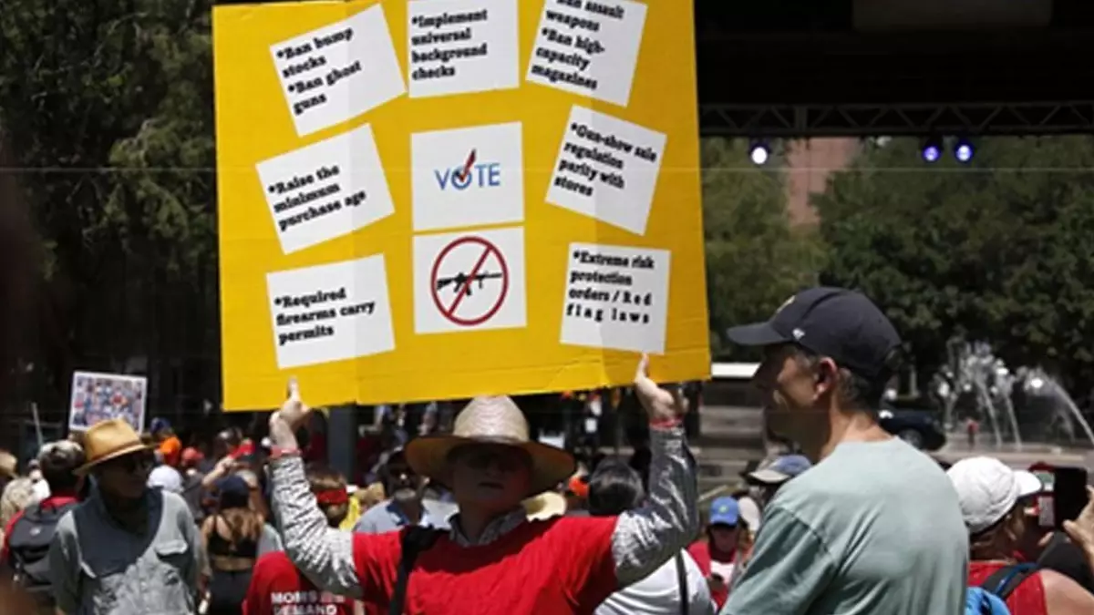 ABD\'nin Houston Kentinde Silahlı Şiddet Olayları Protesto Edildi