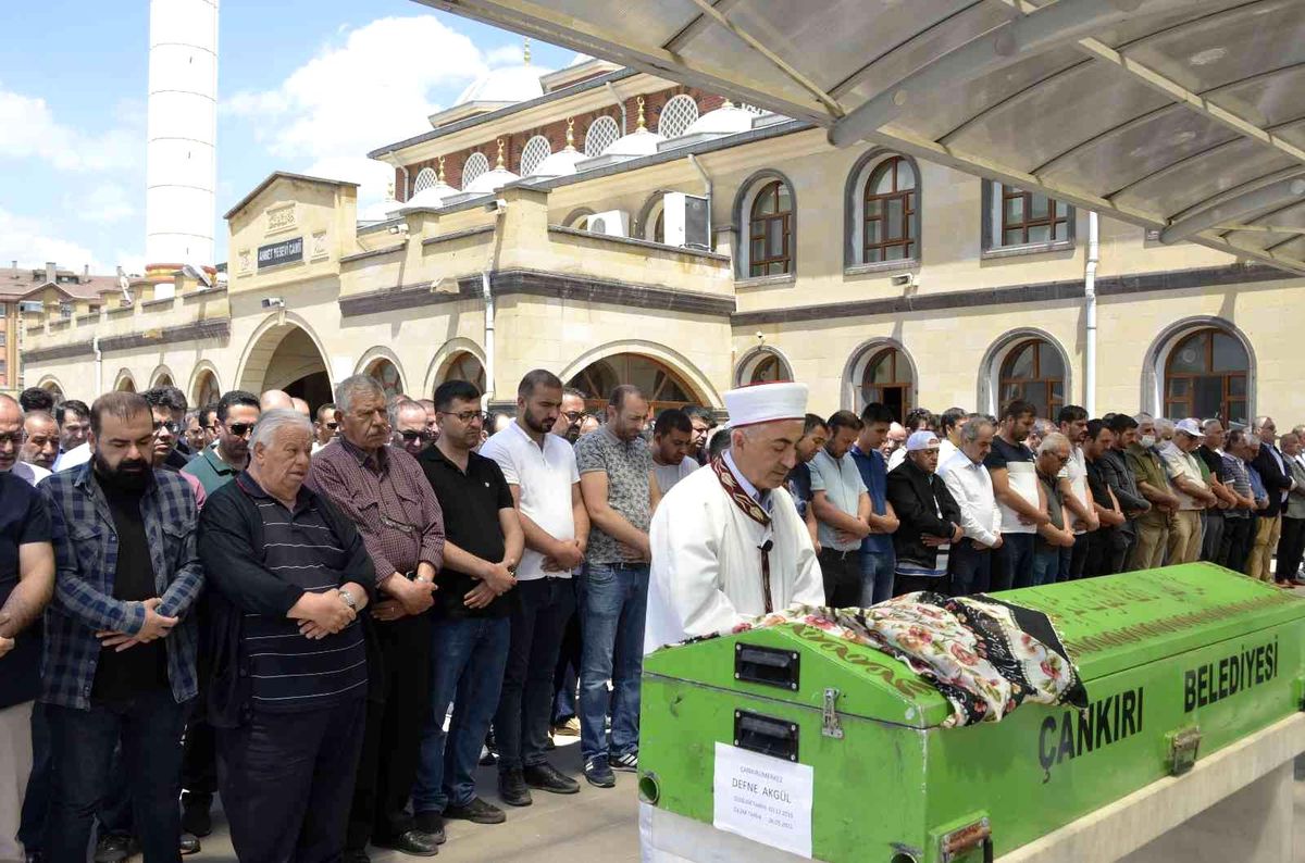Antalya\'daki feci kazada ölen Derya öğretmen ve kızı Defne son yolculuğuna uğurlandı