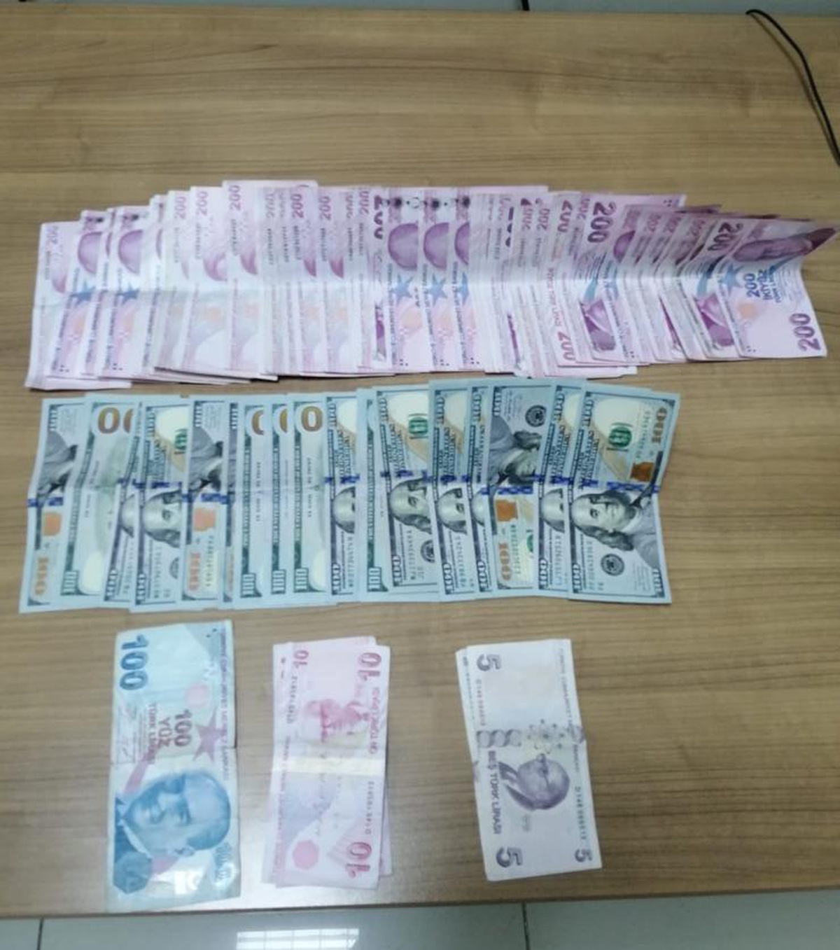 Yaşlı kadını dolandırmakla suçlanan 2 zanlı tutuklandı