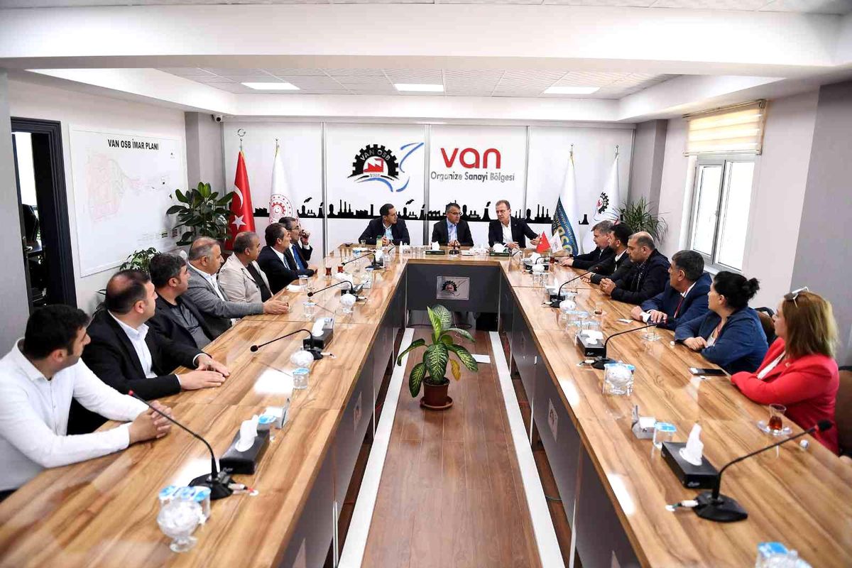Başkan Seçer: "Belediyeler, iş dünyası ve OSB ile iç içe olmalı"