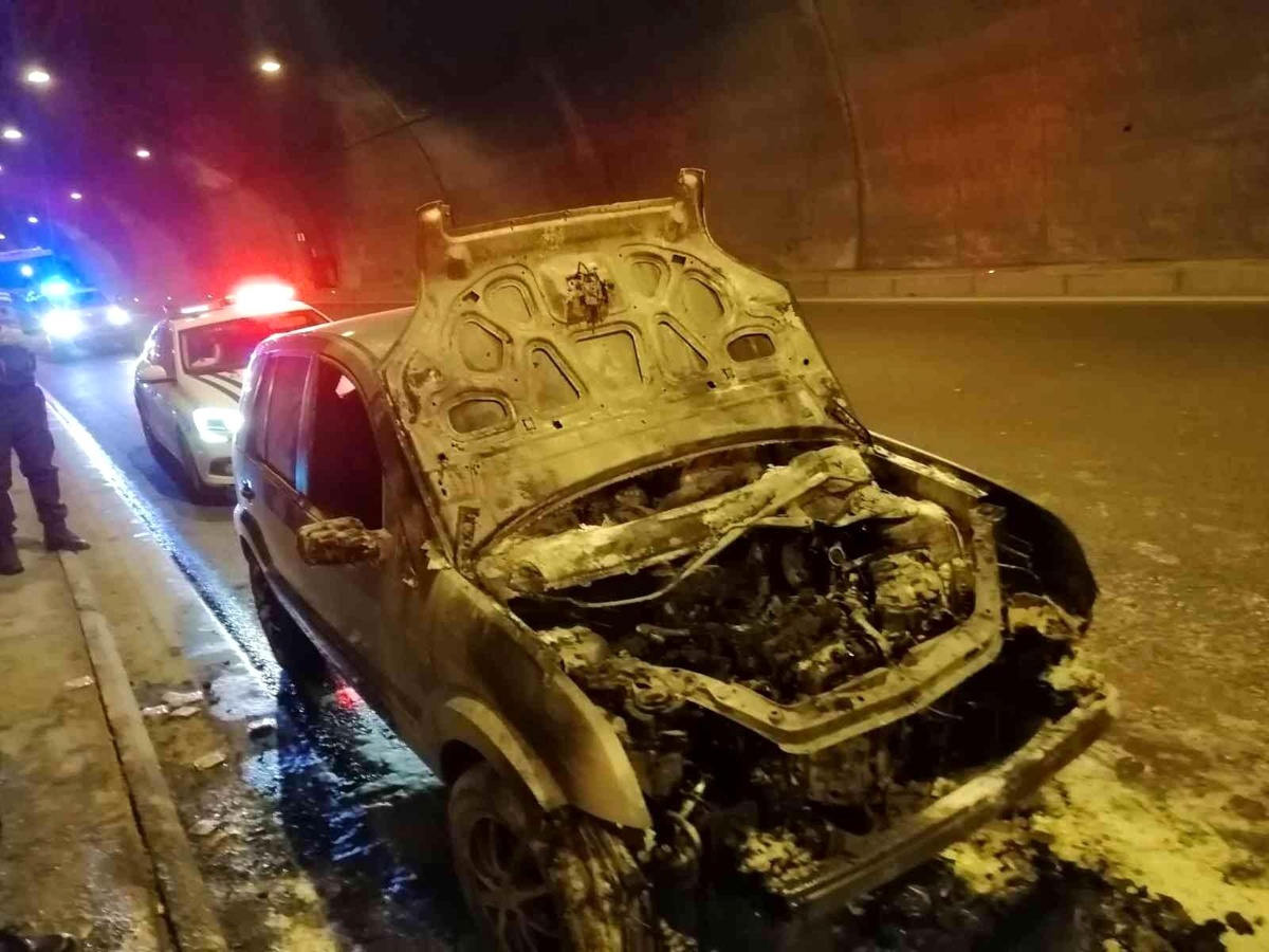 Bolu Dağı Tüneli\'nde yanan otomobil kullanılamaz hale geldi