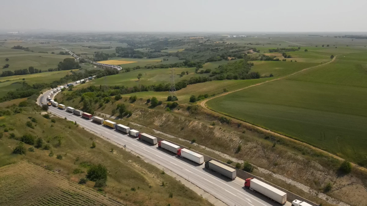 Bulgaristan\'a açılan Hamzabeyli Sınır Kapısı\'ndaki tır kuyruğu devam ediyor