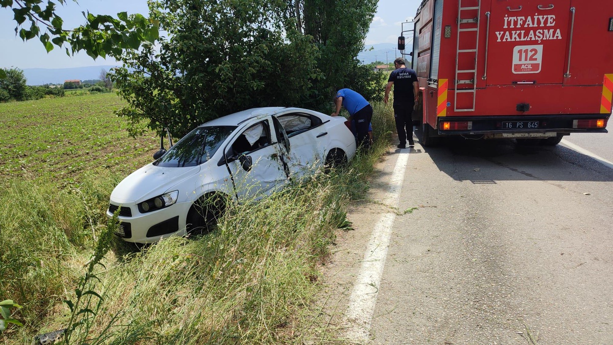 Ağaca çarpan otomobildeki 4 kişi yaralandı