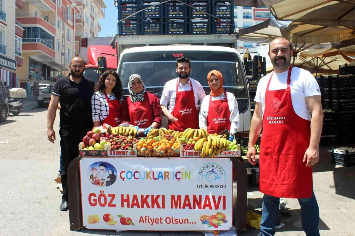 Canı meyve çeken çocuklara \'Göz Hakkı Manav\'ından ücretsiz meyve dağıtıldı