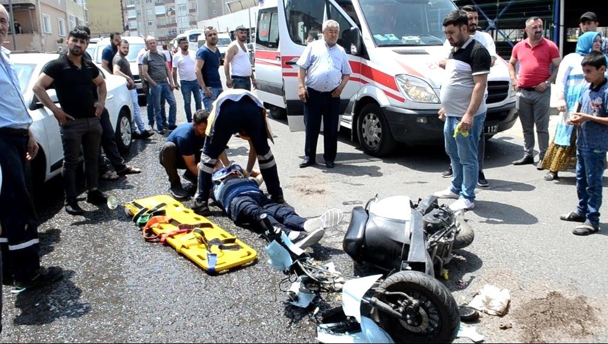 Çorlu\'da iki motosikletin kafa kafaya çarpıştığı feci kaza kamerada: 3 yaralı