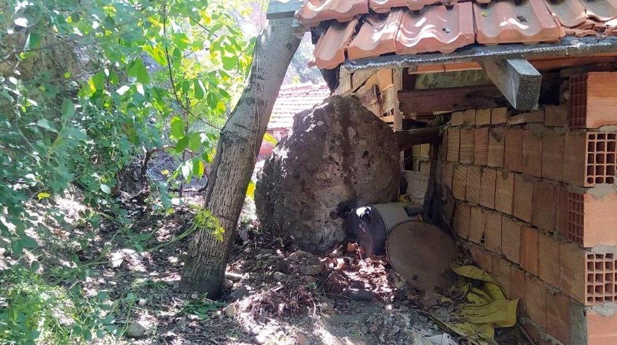 Dağdan kopan kaya parçaları bir evin çatısı ve bahçesine düştü