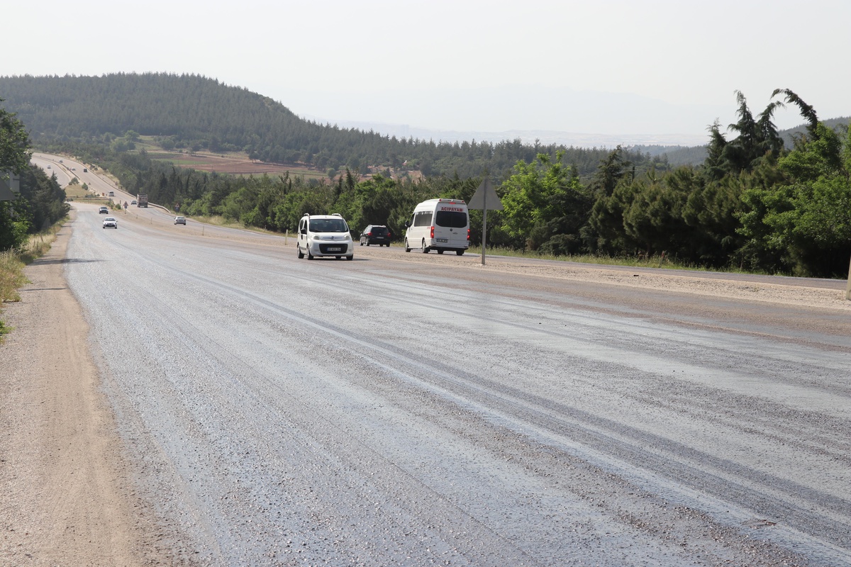 Sıcak hava asfaltı eritti