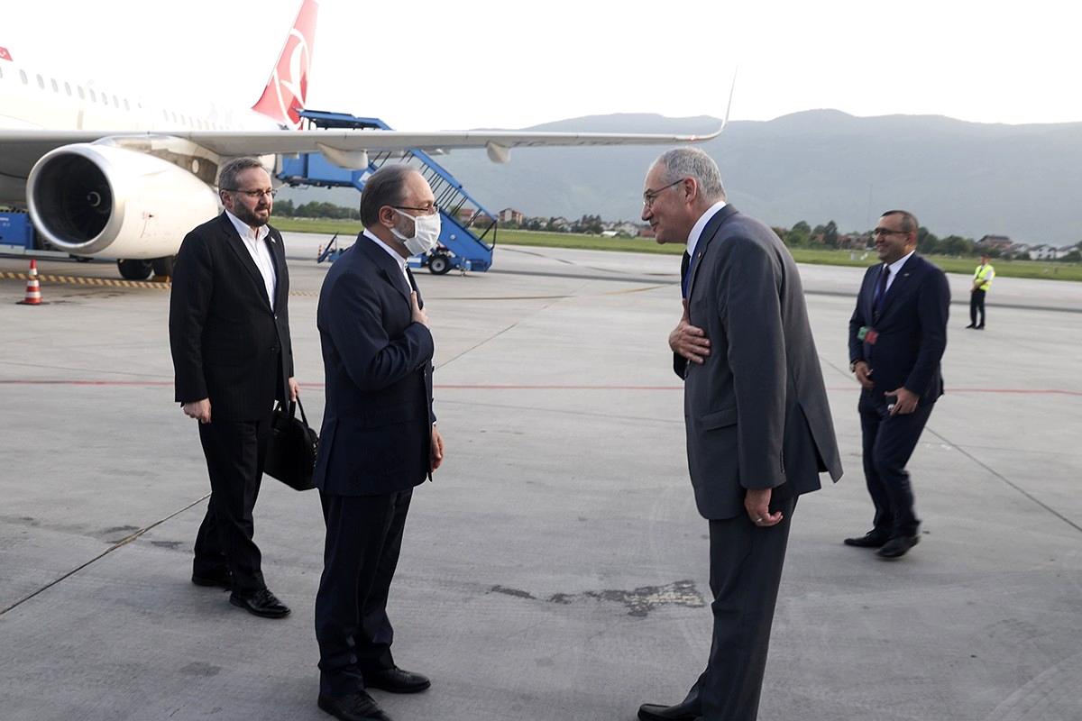 Diyanet İşleri Başkanı Erbaş, Saraybosna\'da 500 yıllık geleneğe göre ezan okudu