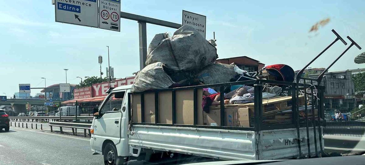 E-5'te kamyonetin kasasında uyuyarak yolculuk yaptılar