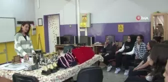 Elazığ'da öğrenciler hem okuyup hem meslek öğrenerek harçlıklarını çıkarıyor