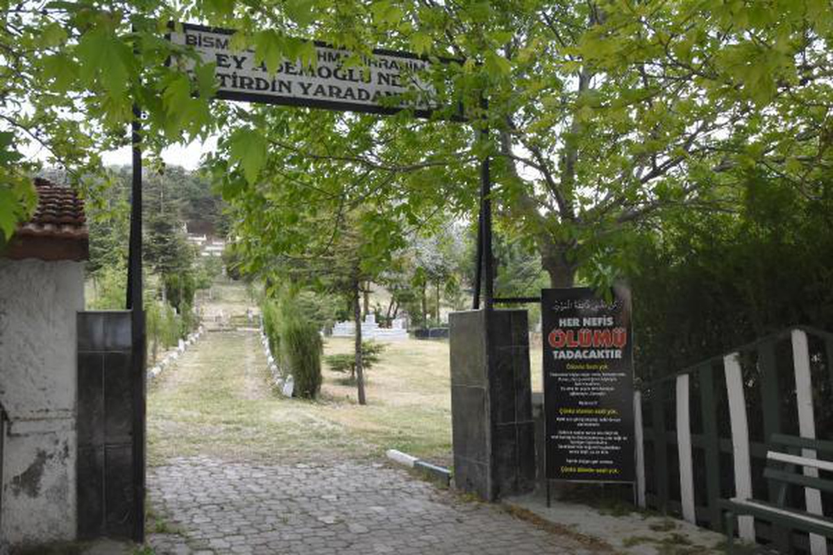 Eskişehir\'de mezarlık kapısı hırsızları yakalandı