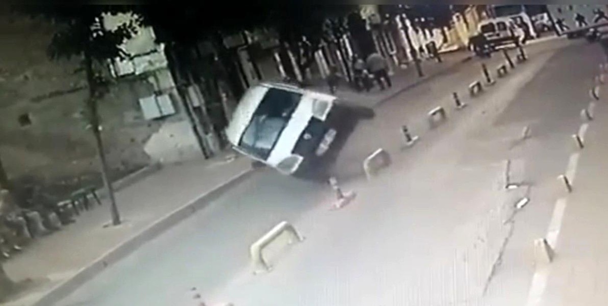 Fatih\'te demir bariyerlere çarpan araç yan yattı... Kaza anı kameralara böyle yansıdı