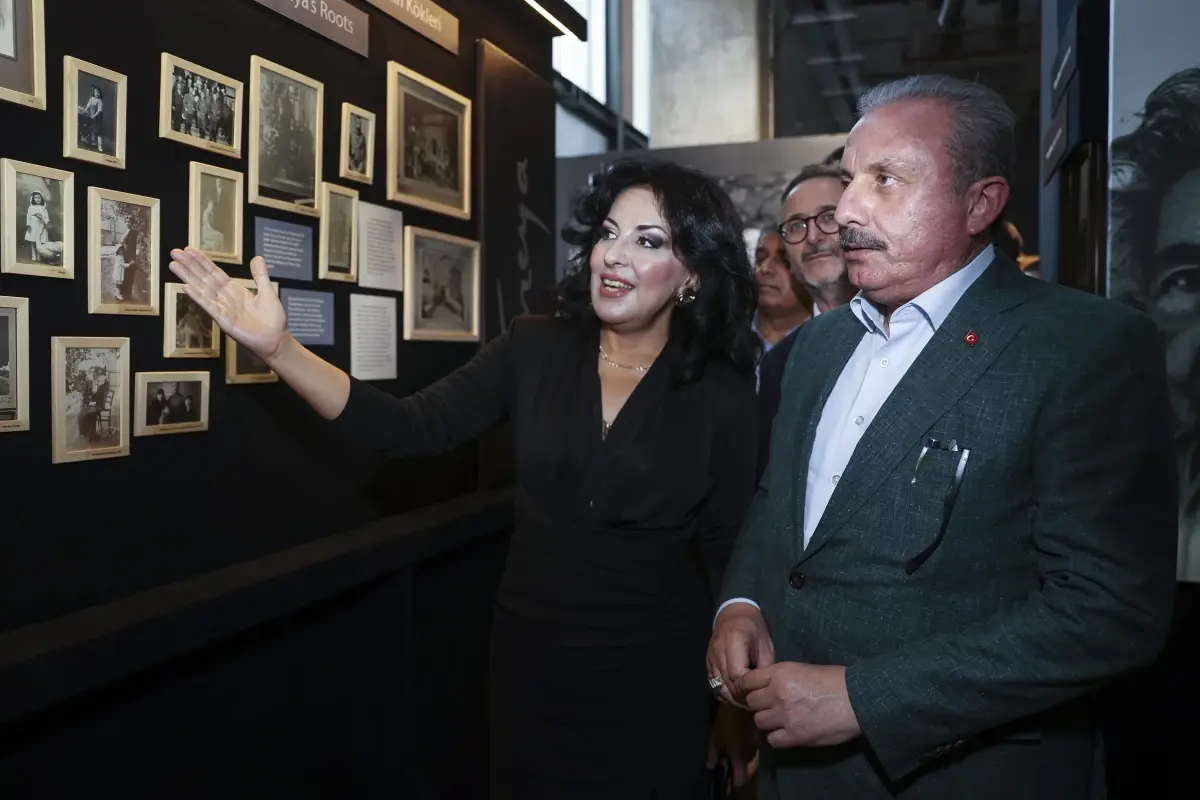 "Füreya Koral Sergisi" ziyarete açıldı