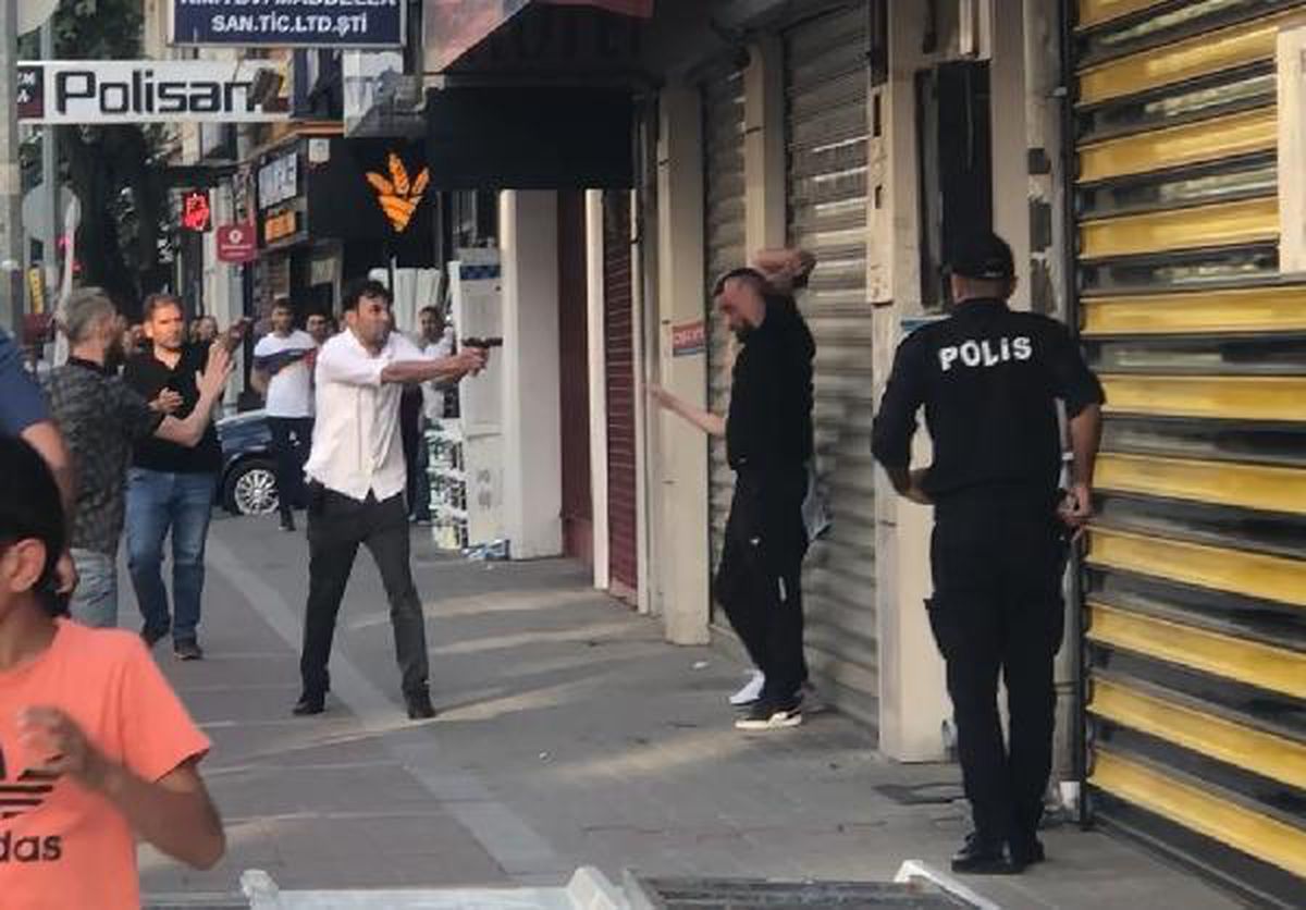 GÖZALTINA ALINMAMAK İÇİN BAŞINA SİLAH DAYAYIP KIZ ARKADAŞINI REHİN ALDI, VURULARAK YAKALANDI