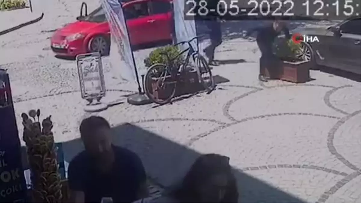 Güpegündüz sokak ortasında çıkan çatışma kamerada: 1 yaralı