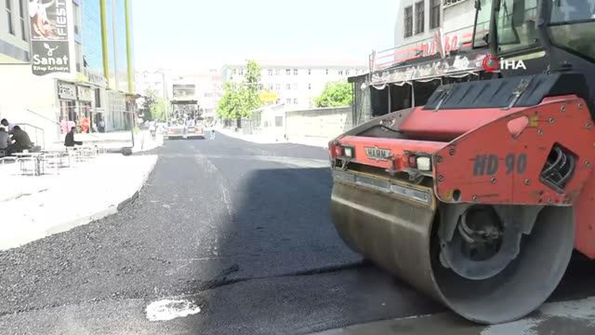 İpekyolu\'nda sezonun ilk asfaltı döküldü