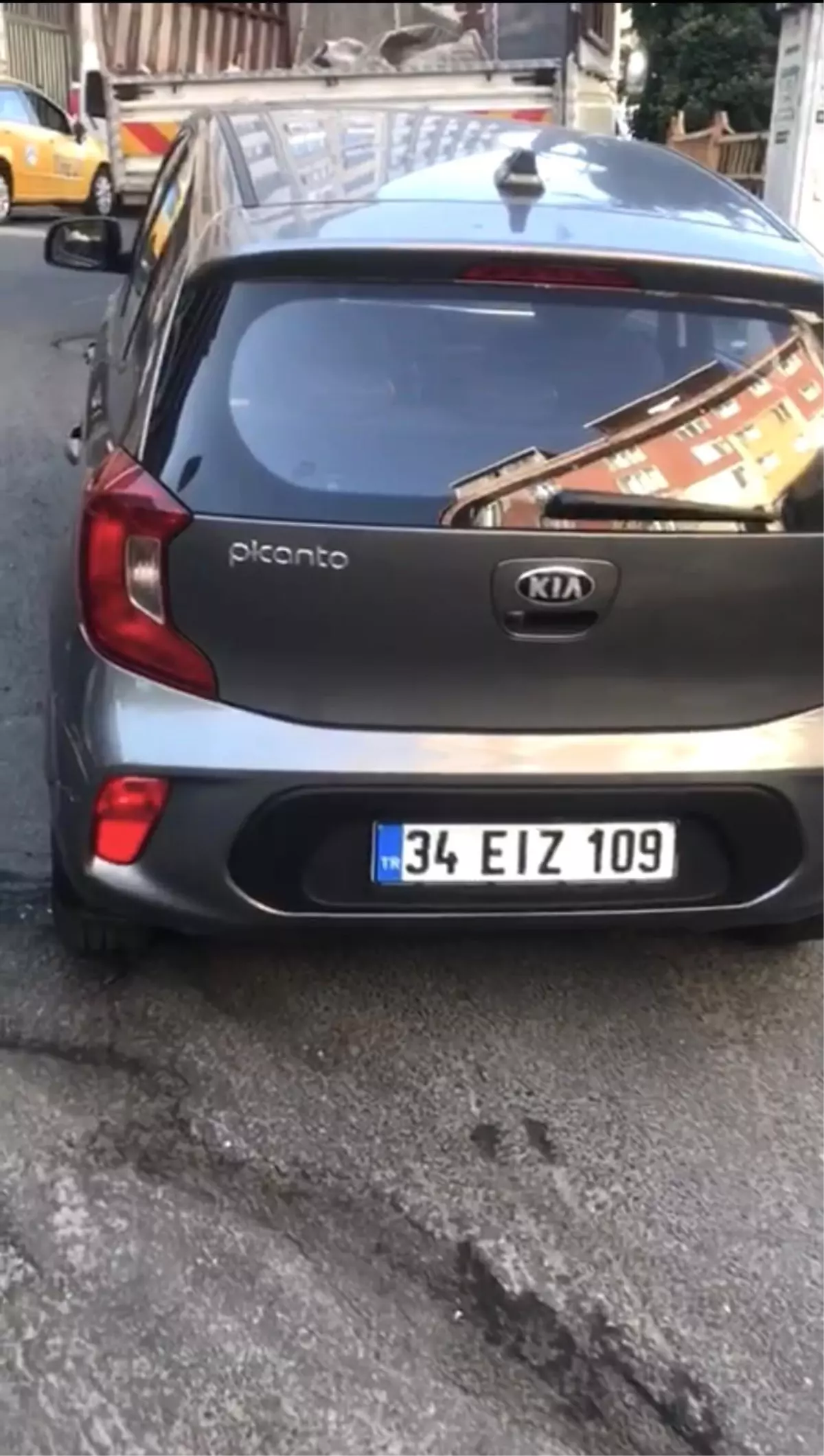 İstanbul\'da akıl almaz hırsızlık: Kiralık aracın egzozundan kristal parça çaldılar