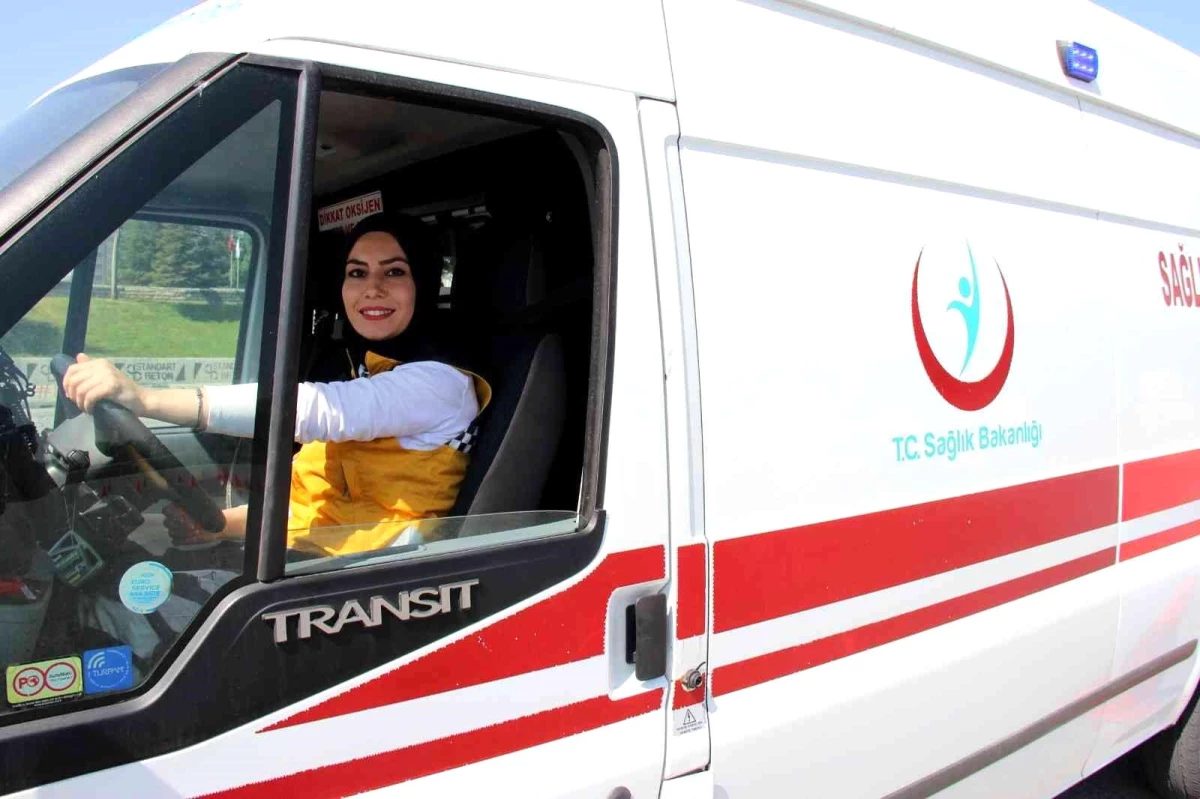 Kayseri\'de ambulans personeli 16 kadına ileri sürüş teknikleri eğitimi verildi