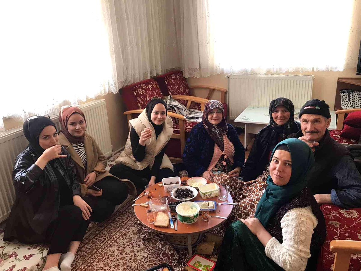 Kepsut\'ta öğrenciler yaşlı bireyleri ziyaret etti