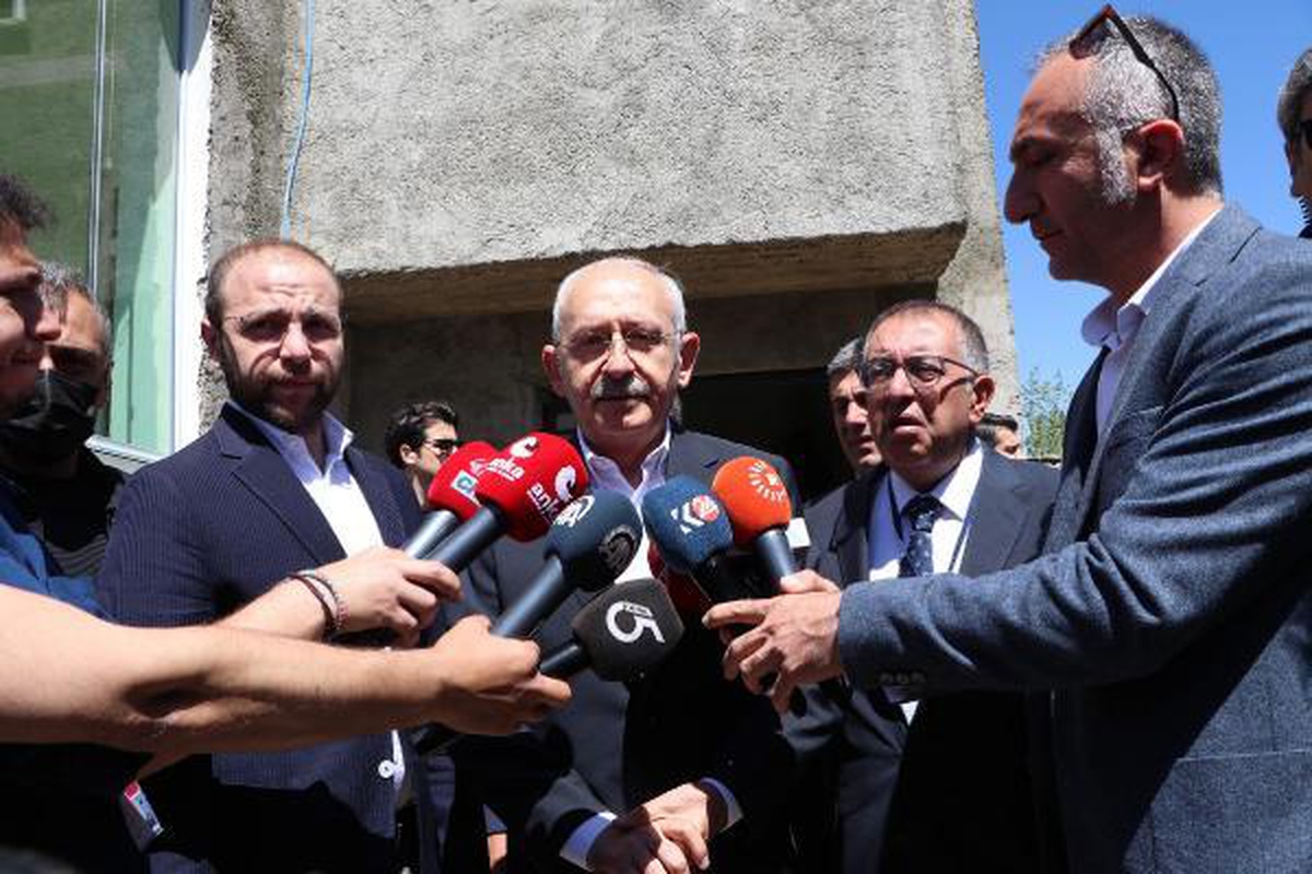 Kılıçdaroğlu Van\'da Elektrikleri Kesik Aileyi Ziyaret Etti: "Bu Memlekette \'Açlık Yok\' Diyenler Gelip Görsünler"