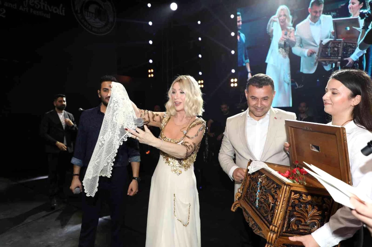 Nisan ayında evlenen Seda Sayan\'a konser verdiği sahnede çeyiz sandığı hediye edildi