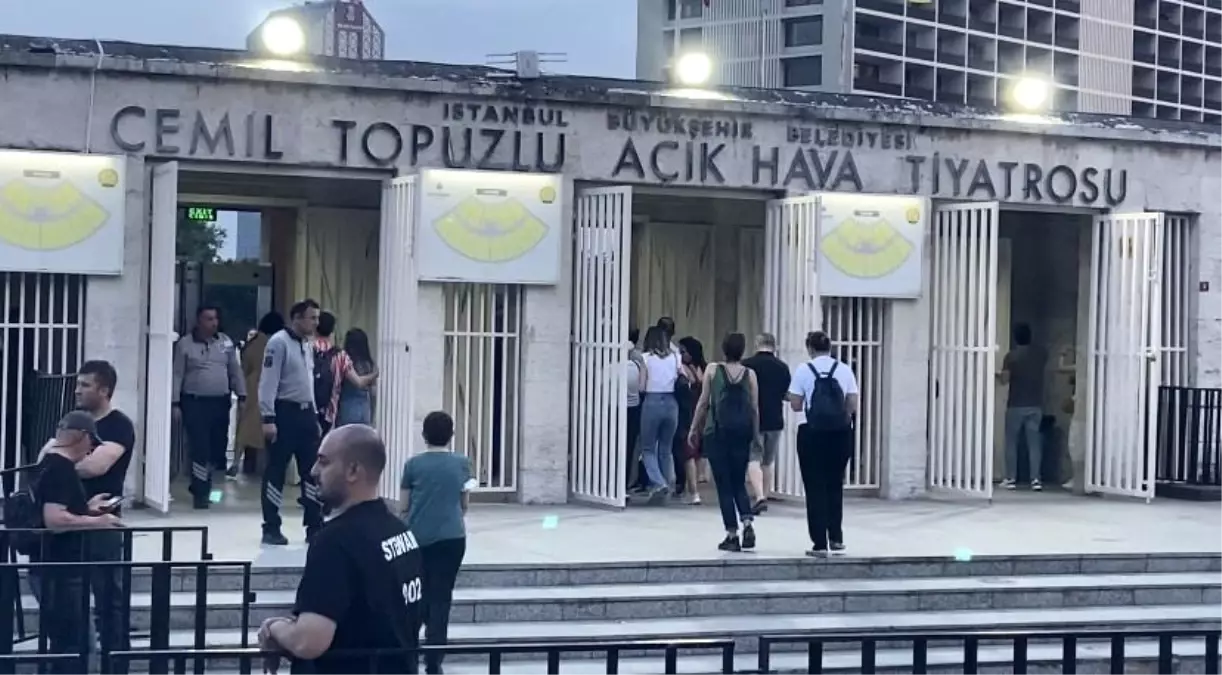 Öcalan posteri önünde konser veren Aynur Doğan, İBB organizasyonunda sahne aldı