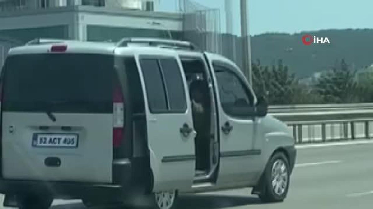 Otobanda tehlikeli serinlik kamerada: Kapısı açık araçta ayaklarını uzatarak yattı