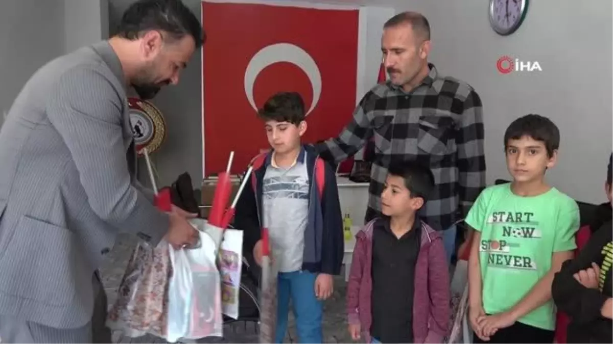 Polis ekipleri, öğrencilerin gazi ve şehit yakınlarıyla tanışma isteğini yerine getirdi