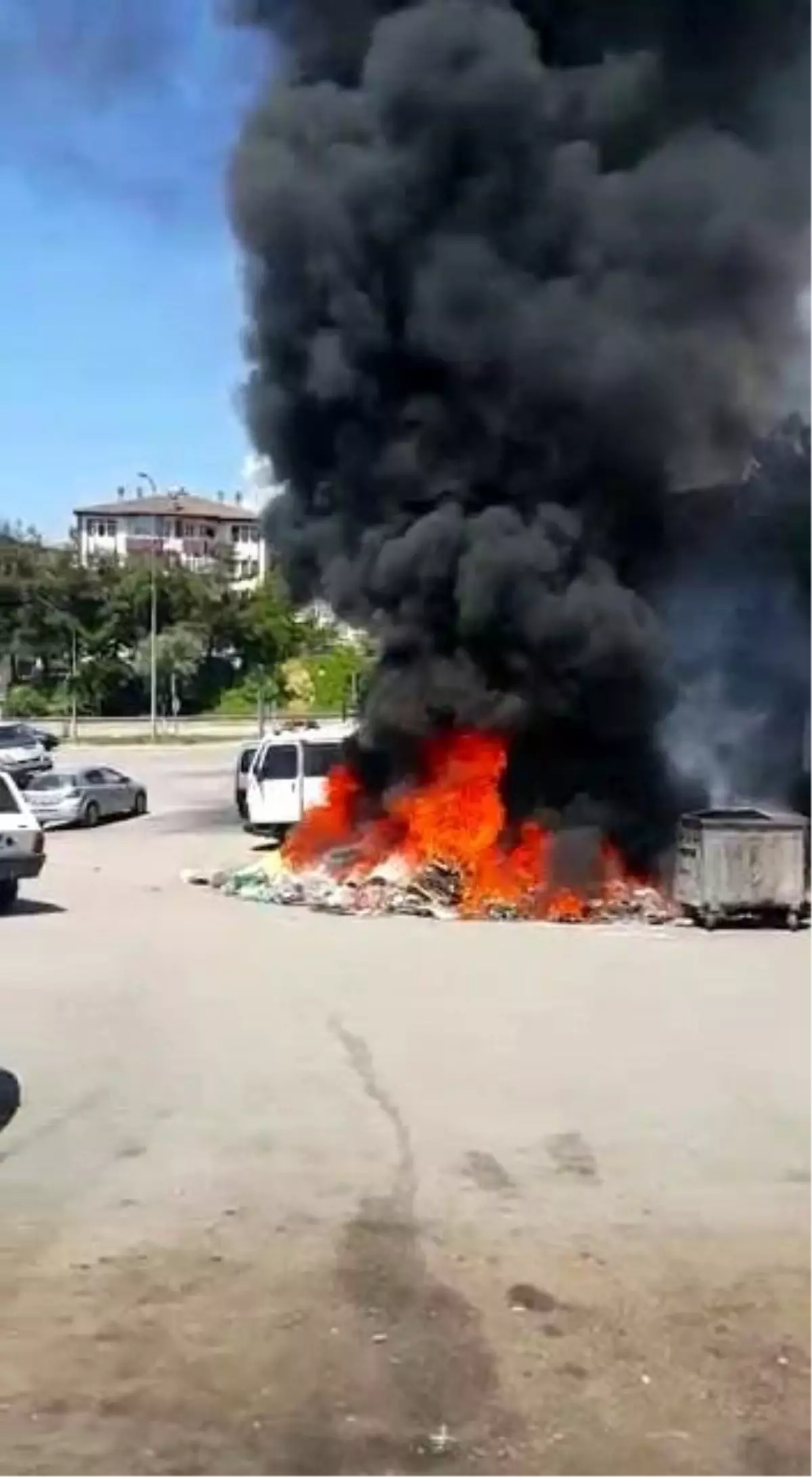 Sanayideki çöpler alev aldı, araçlar yanmaktan son anda kurtuldu