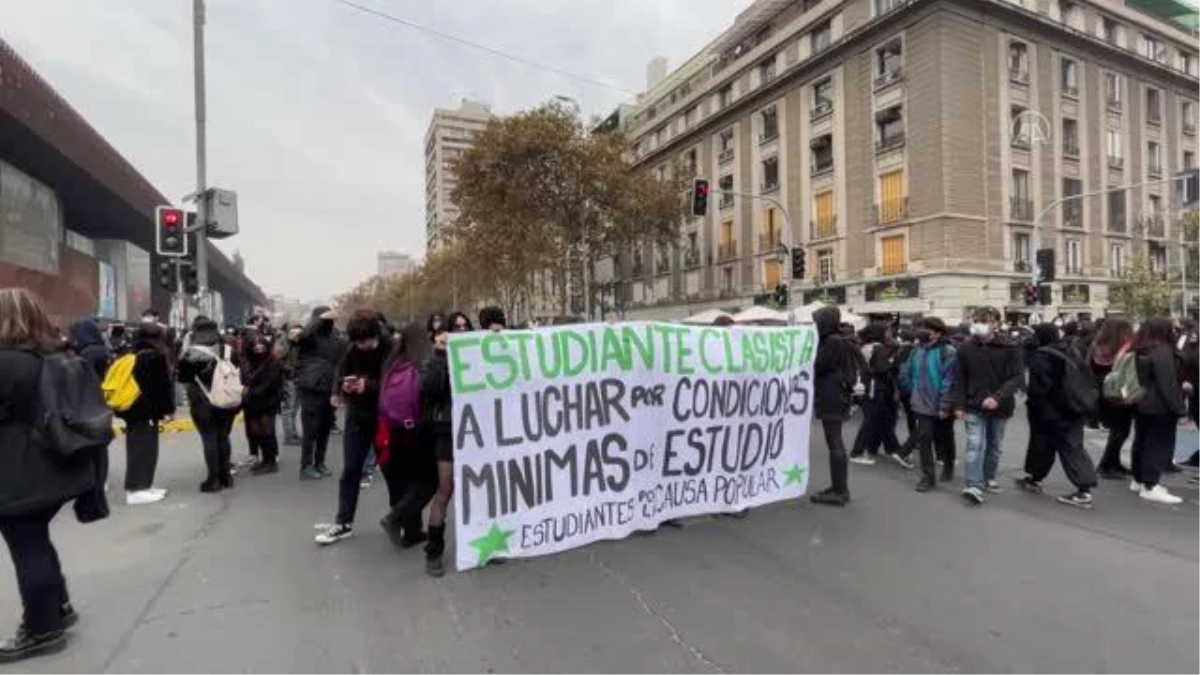Şili\'de öğrenciler protesto düzenledi