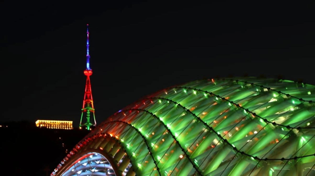 Tiflis\'te Televizyon Kulesi Azerbaycan bayrağının renkleriyle aydınlatıldı