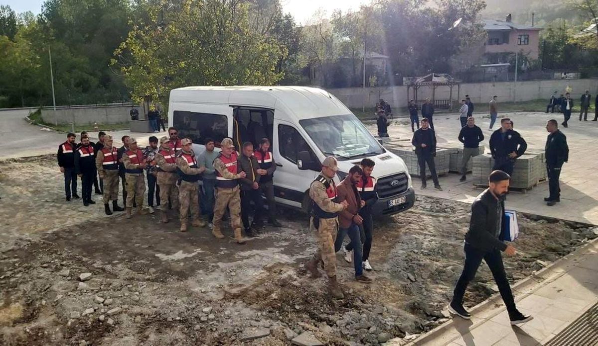 Van\'da göçmen kaçakçılığı suçundan gözaltına alınan 8 şüpheli, tutuklandı